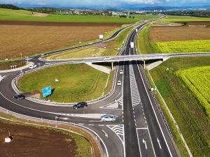 VIDEO: Nový obchvat Jaroměře z ptačí perspektivy. Jak se okolní krajina měnila v průběhu stavby