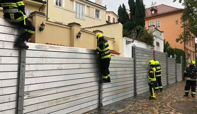 Povodí Vltavy upouští z kaskády víc vody, Praha proto postavila povodňové bariéry a zavřela náplavky