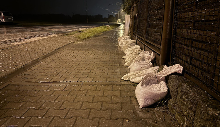 Hradec Králové nechal na ohrožená místa přesunout pytle s pískem. Město budou hlídat drony