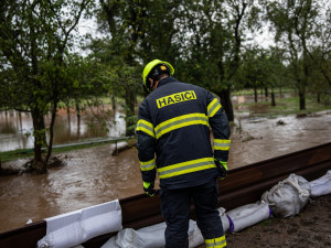 Na Trutnovsku likvidují hasiči popadané stromy, v Plotištích se zřítila zahradní chatka