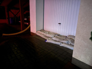 Hradec Králové nechal na ohrožená místa přesunout pytle s pískem. Město budou hlídat drony