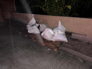 Hradec Králové nechal na ohrožená místa přesunout pytle s pískem. Město budou hlídat drony