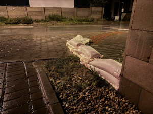 Hradec Králové nechal na ohrožená místa přesunout pytle s pískem. Město budou hlídat drony