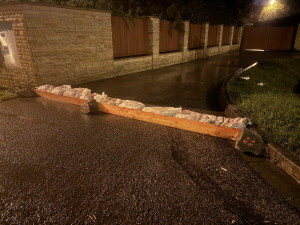 Hradec Králové nechal na ohrožená místa přesunout pytle s pískem. Město budou hlídat drony