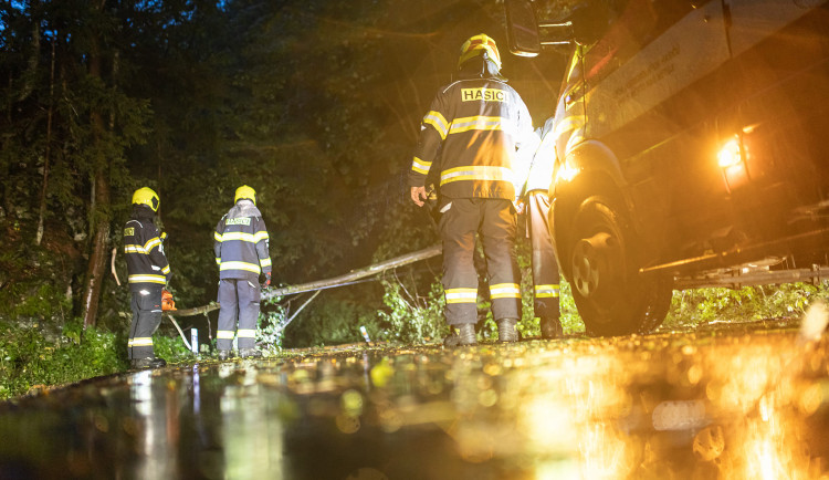 Hasiči měli během noci přes 300 výjezdů. Voda většiny řek zatím zůstává v korytu