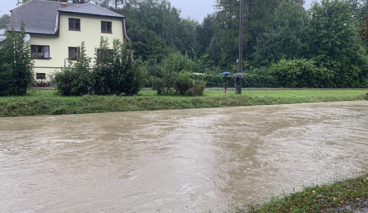 Porubka se vylila. Lidé z několika ulic v Ostravě-Porubě opouštějí své domovy. Kulminuje také řeka Opava