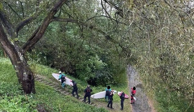 Policisté varují před povodňovou turistikou. Na Odře a Hlučínském jezeře se surfovalo