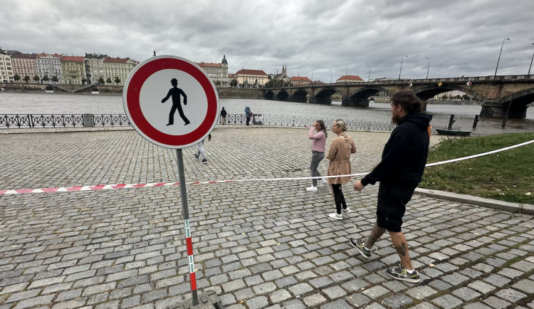 FOTOGALERIE: Prchající lodě, voda až u kobek a neposlušní lidé. Podívejte se, jak to v sobotu vypadalo na pražských náplavkách