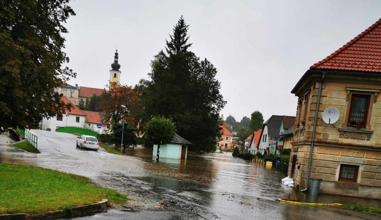 V Benešově nad Černou na Českokrumlovsku voda natekla do dvou desítek domů