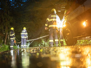 Hasiči měli během noci přes 300 výjezdů. Voda většiny řek zatím zůstává v korytu