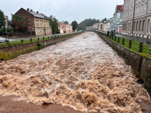 V Trutnově platí stav ohrožení, na Úpském nábřeží omezili dopravu