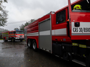 FOTO: Lidé ve Zdoňově na Náchodsku opouští své domovy, azyl našli ve škole