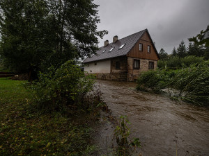 FOTO: Lidé ve Zdoňově na Náchodsku opouští své domovy, azyl našli ve škole