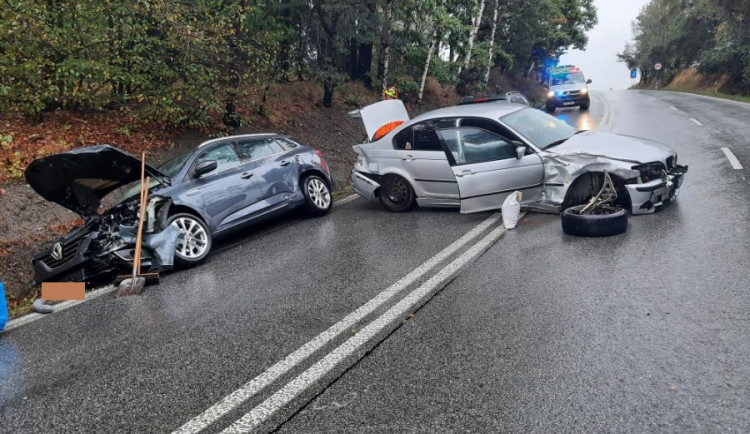 Mladý řidič v BMW boural v Kostelci. Srazil se s autem v protisměru, zranili se čtyři lidé, z toho dvě děti