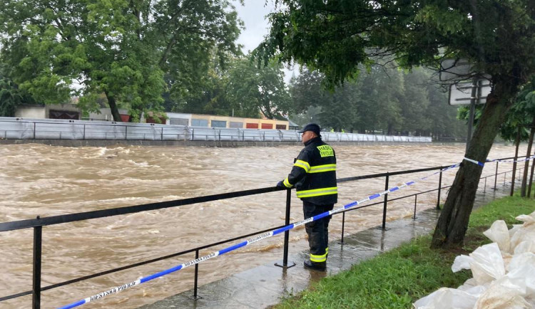 Stav nebezpečí na Frýdlantsku. Desítky evakuovaných, Smědá ve Frýdlantě už pomalu klesá