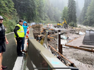 Malou Úpu v Krkonoších odřízly od vnitrozemí popadané stromy a kamení