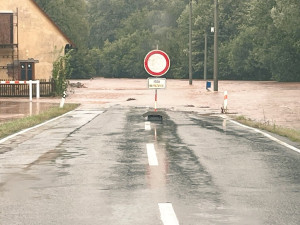 Za poslední hodiny se situace v Královéhradeckém kraji zhoršila. Povodňový stav je na 12 místech