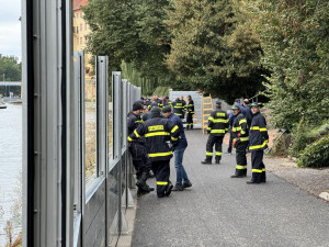 Do Krkonoš míří technika ze Státních hmotných rezerv. Jde o elektrocentrálu a protipovodňovou stěnu