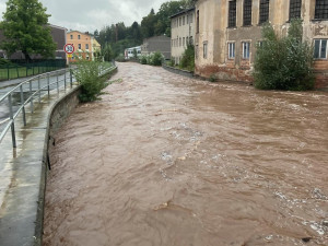 Nejhorší situace v Královéhradeckém kraji je na Broumovsku. Hasiči museli evakuovat několik obyvatel
