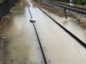 Nejhorší situace v Královéhradeckém kraji je na Broumovsku. Hasiči museli evakuovat několik obyvatel