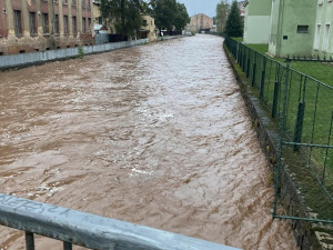 Nejhorší situace v Královéhradeckém kraji je na Broumovsku. Hasiči museli evakuovat několik obyvatel