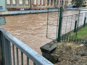 Nejhorší situace v Královéhradeckém kraji je na Broumovsku. Hasiči museli evakuovat několik obyvatel