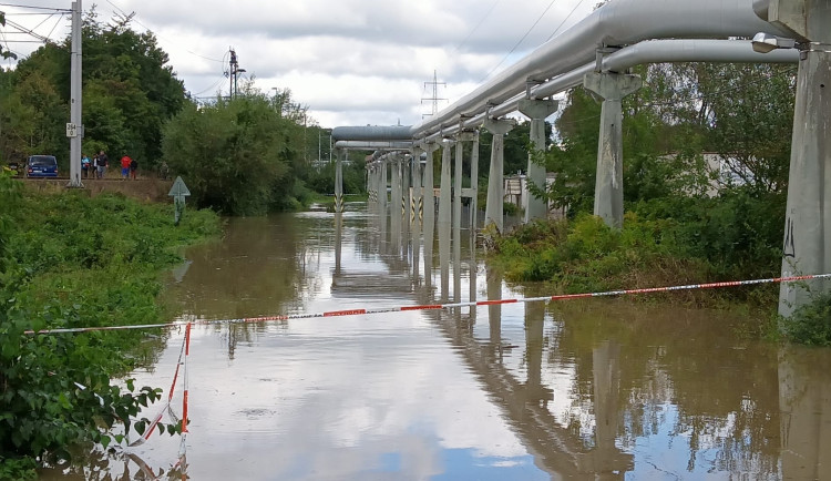 SHRNUTÍ: Na Opavě v Opavě a Odře ve Svinově zůstává extrémní povodeň. Třebovice byly odstaveny