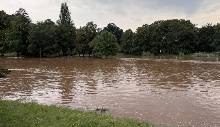 Hradec už má nejhorší za sebou. Velkou vodu hlídal nad městem dron