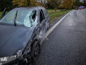 Seniorka nezvládla jízdu na mokré silnici, s vozem skončila v potoku. Na místě zemřela