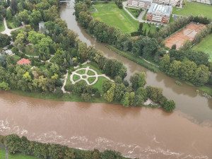 Labe na hradeckém soutoku má přes tři a půl metru, v ohrožení jsou Svinary