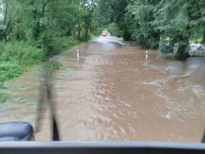 Řidiči i cyklisté vjíždějí na zavřené východočeské silnice a stezky, záchranářům přidělávají práci