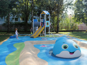 Školka Elišky Krásnohorské ve Dvoře Králové dostane novou zahradu s herními prvky