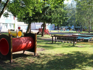 Školka Elišky Krásnohorské ve Dvoře Králové dostane novou zahradu s herními prvky