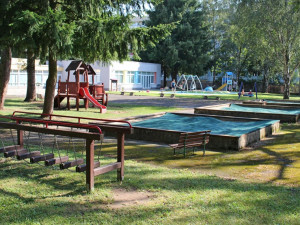 Školka Elišky Krásnohorské ve Dvoře Králové dostane novou zahradu s herními prvky