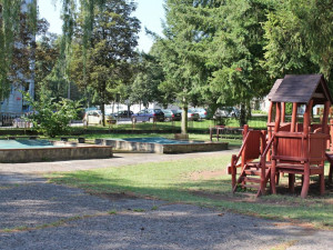 Školka Elišky Krásnohorské ve Dvoře Králové dostane novou zahradu s herními prvky