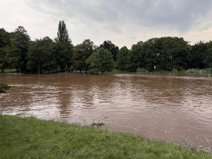 Hradec už má nejhorší za sebou. Velkou vodu hlídal nad městem dron