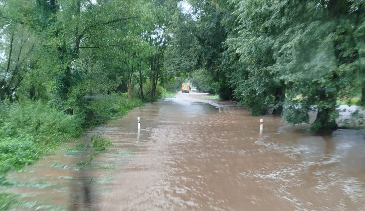 Řidiči i cyklisté vjíždějí na zavřené východočeské silnice a stezky, záchranářům přidělávají práci
