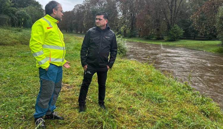Hradecký kraj má kulminaci řek za sebou, tvrdí hejtman Červíček. Žádná zranění nejsou hlášená