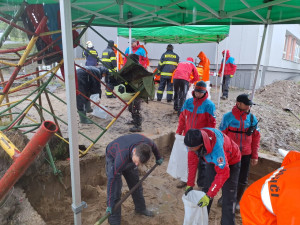 Členové Horské služby nabrali s těžkou technikou směr Jeseník