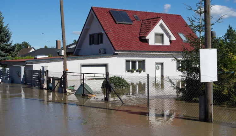 Lidé by neměli v oblastech postižených povodní pomáhat na vlastní pěst. Domluvte se s koordinátory, žádají kraje i Charita