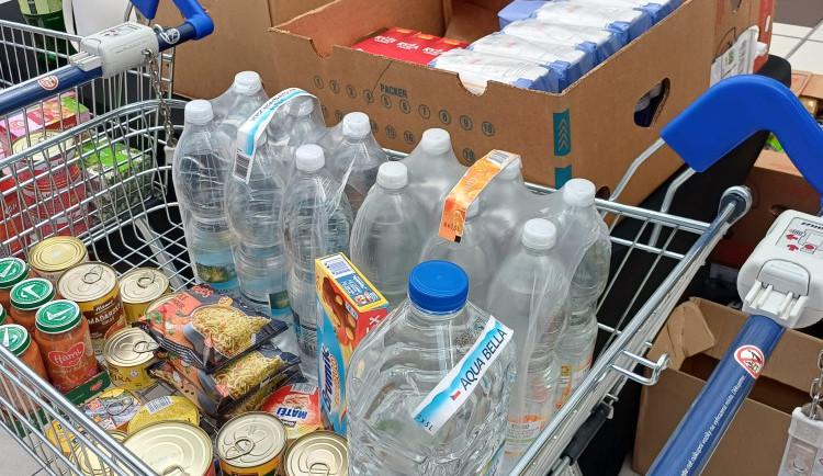 Lidé nosí potraviny do hradeckého obchodního centra, pomoc nabízí i broumovská Diakonie