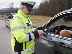 Dálniční policie má na D11 spadeno na řidiče telefonující za jízdy bez handsfree