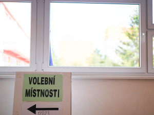 Druhý den voleb začíná. Lidé si volí nové krajské zastupitele i senátory.