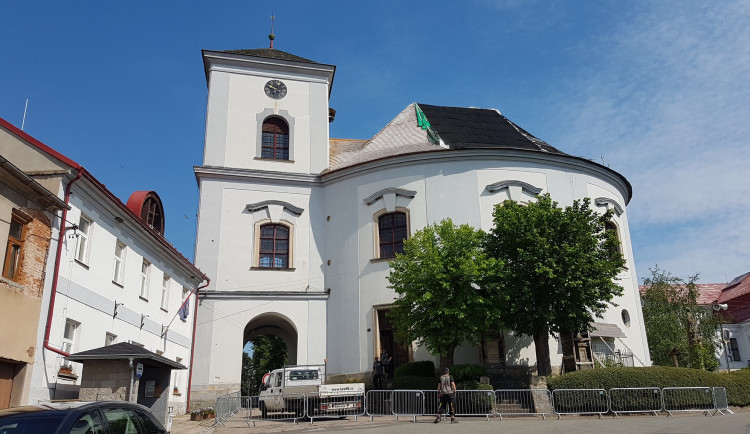 Věž kaple v Cerekvici na Jičínsku dostane barokní báň, řekli lidé v referendu