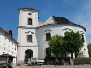 Věž kaple v Cerekvici na Jičínsku dostane barokní báň, řekli lidé v referendu