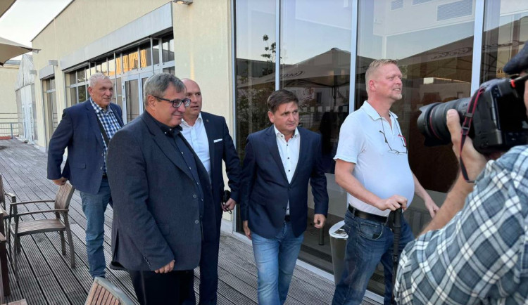 VOLBY 2024: Vyhraje hnutí ANO. Z prvního jednání hejtman Červíček odešel bez vyjádření