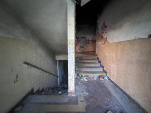 Hradecký Holubí dům: Od československé výpravny ke squatu, který půjde k zemi