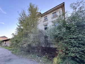 Hradecký Holubí dům: Od československé výpravny ke squatu, který půjde k zemi