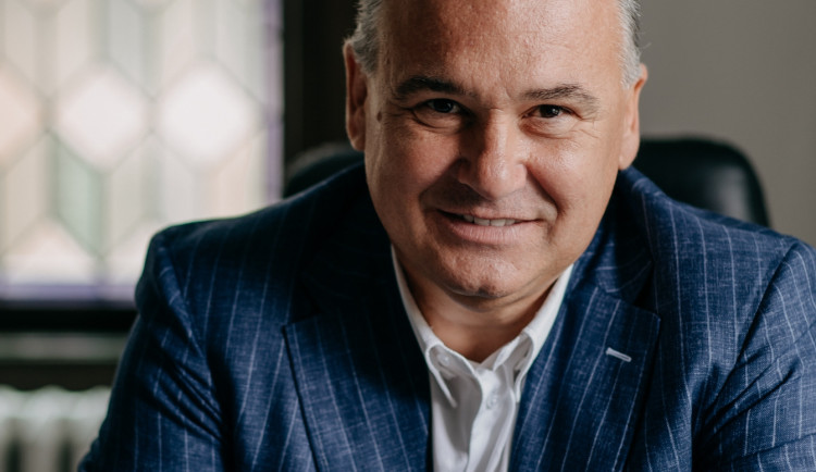 Největším skokanem letošních krajských voleb se stal náchodský starosta Jan Birke