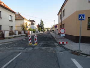 Namol opilý cyklista přehlédl v hradecké Dykově ulici zákaz a boural
